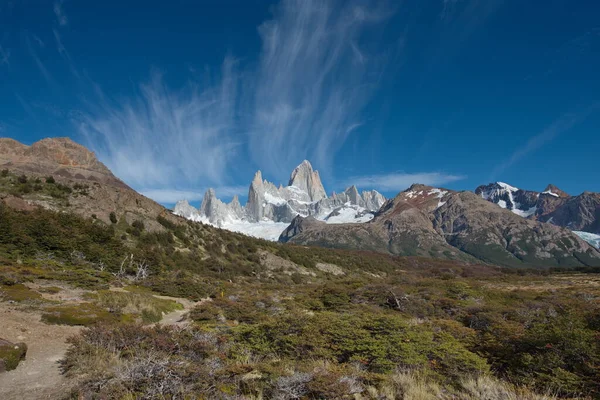 青空を背景にしたフィッツ ロイ山の眺め パタゴニア アルゼンチン — ストック写真