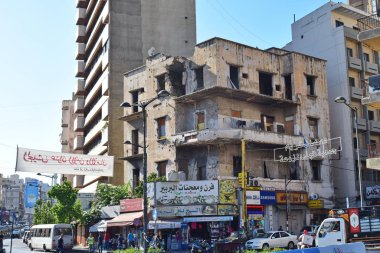 BEIRUT, LEBANON - 1 Ekim 2017: Beyrut sokaklarındaki tabelalar arasında hasar gören bina.