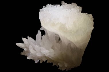 Siyah arkaplanda Calcite 'in makro fotoğrafı