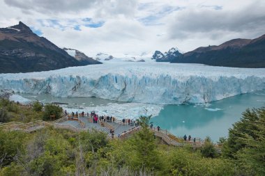 PATAGONIA, ARGENTINA - 15 Mart 2019: Perito Moreno Buzulu 'na bakan turistler. 