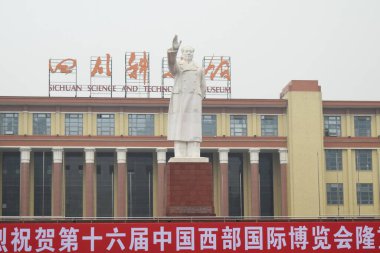 HENGDU, SICHUAN, ÇİN - 7 Kasım 2016: Tianfu Meydanı 'ndaki Sichuan Bilim ve Teknoloji Müzesi önündeki Mao Zedong Heykeli.