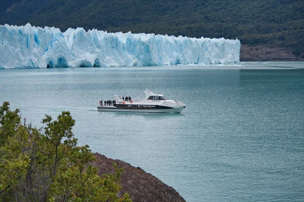 Патагония Аргентина Марта 2019 Года Лодка Озере Аргентино Близ Ледника — стоковое фото