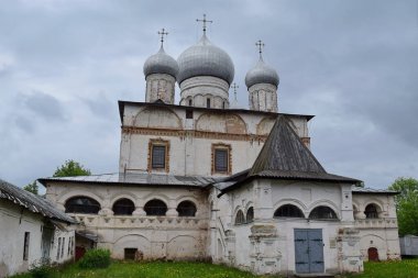 Karanlık gökyüzünün arka planında Znamensky Katedrali, Veliky Novgorod, Rusya