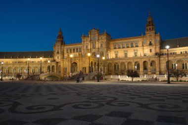 SEVILLE, ANDALUCIA, İSPA - 15 Ağustos 2018: İspanya Meydanı 'nda koyu mavi gökyüzünün arka planında bina.