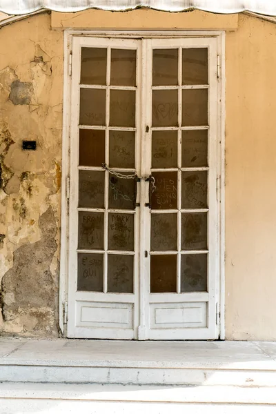 Kapalı Kapının Zinciri Ile — Stok fotoğraf