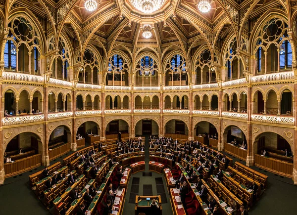 Macar parlament çalışmalarında.