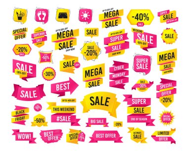 Satışı büyük başlığı. Süper mega indirimler. Beach tatil simgeler. Kokteyl, insan ayak izleri ve yüzme mayo işaretler. Yaz güneş sembolü. 