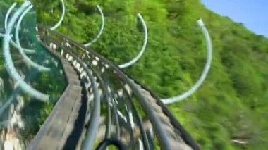 Bir ejderha Coaster binmek