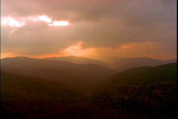 白天和日落时的山地森林鸟瞰图 — 图库视频影像