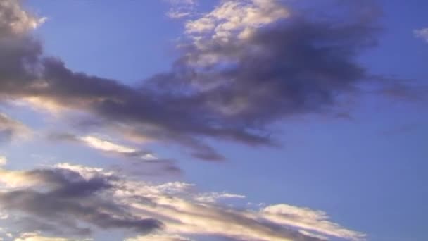 Heldere Kleurrijke Wolken Badend Avond Zon — Stockvideo