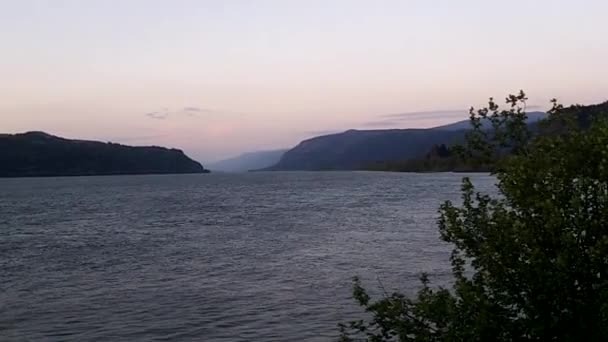 Columbia River Bij Zonsondergang — Stockvideo