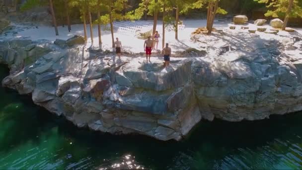 Drohnenaufnahmen Von Menschen Die Ein Schwimmloch Springen — Stockvideo