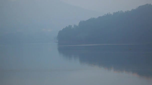 湖面上有雾的风景 — 图库视频影像