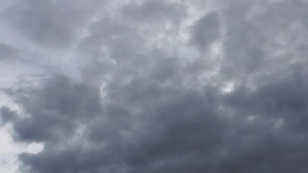 tours de temps de nuages de brassage sombres 