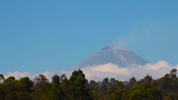雲に囲まれた火山火口のコマ撮り — ストック動画