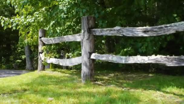 Деревянный Забор Наткнуться Красивую Сцену Стране — стоковое видео