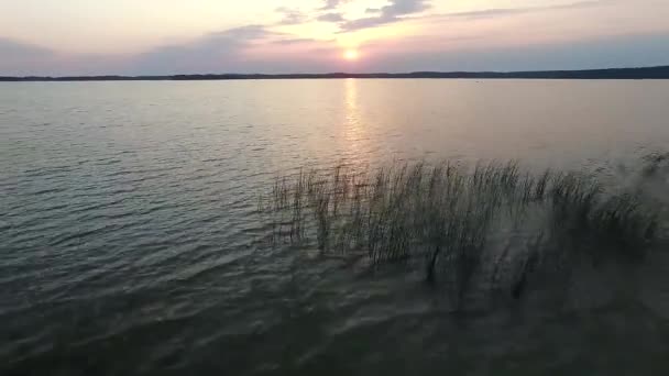 Flug Über Den See Bei Sonnenuntergang — Stockvideo