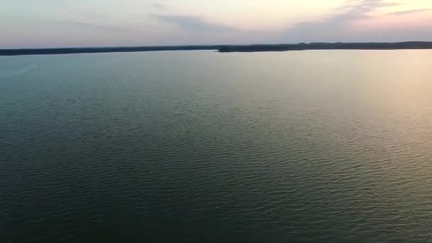 Göl Gün Batımından Üzerinde Uçuş — Stok video