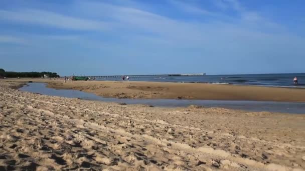 Havet Vattenvågor Och Sandstrand — Stockvideo