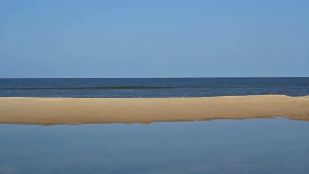 Plano Estático Del Mar Con Reflejo Del Cielo — Vídeos de Stock