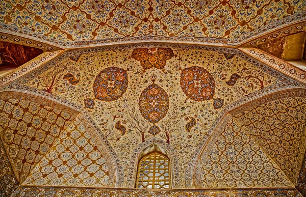 Потолок дворца Исфахана Али Капу — стоковое фото