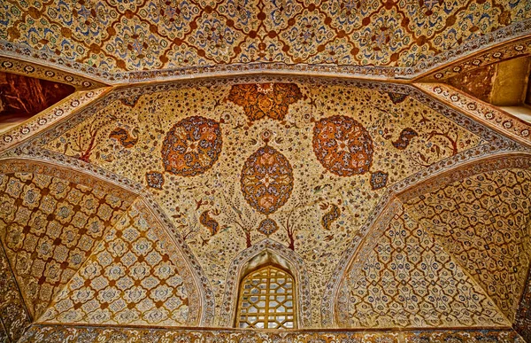 İsfahan Ali Qapu Sarayı tavanı
