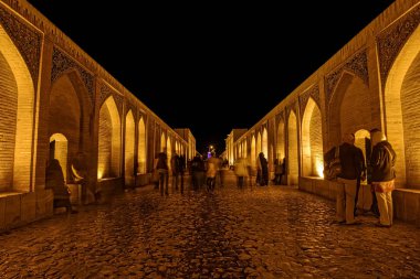 Geceleyin Khaju Köprüsü İsfahan