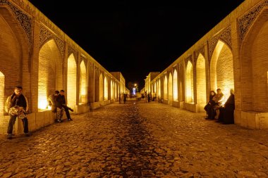 Geceleyin Khaju Köprüsü İsfahan