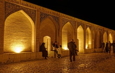 Geceleyin Khaju Köprüsü İsfahan