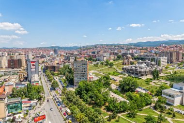 Priştine eski binalar hava