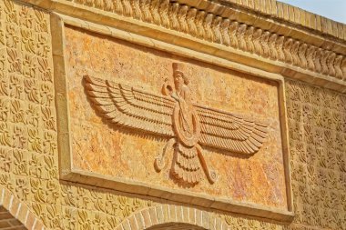 Zerdüşt tapınağın üzerinde Faravahar