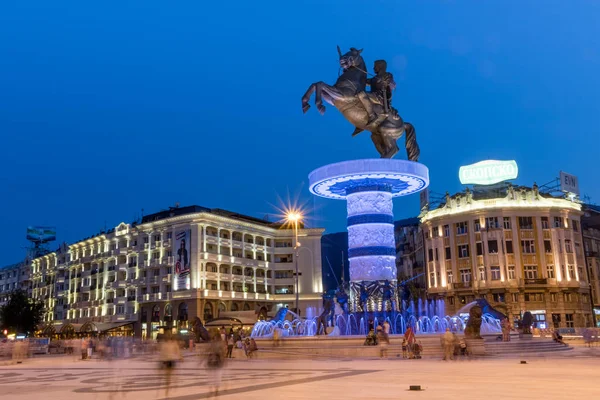 Główny plac w nocy w Skopje — Zdjęcie stockowe