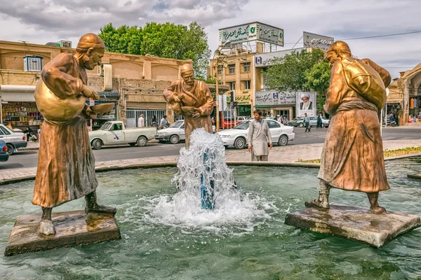 Três estátuas de velhos viajantes em Yazd — Fotografia de Stock