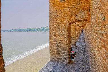 Isfahan Zayandeh nehir Khaju Köprüsü'nden