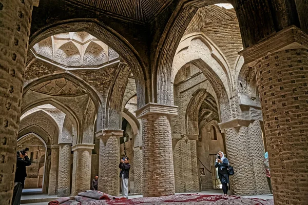 Интерьер старой мечети Исфахана — стоковое фото
