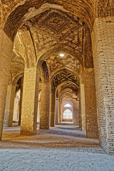 Isfahán Interior de la antigua mezquita — Foto de Stock