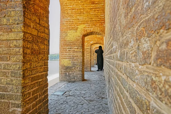 Исфахан-Заянде с моста Хаджу — стоковое фото