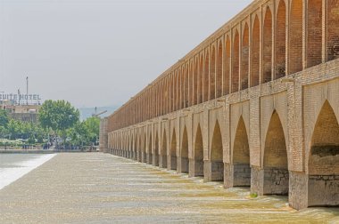Isfahan Zayandeh nehir Khaju Köprüsü'nden