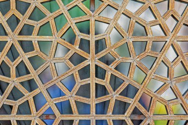 Isfahan, Iran - 8 Mayıs 2015: Eğlence ve resepsiyonlar için Çehel Sotoun sarayında ahşap pencere güzel detayını.