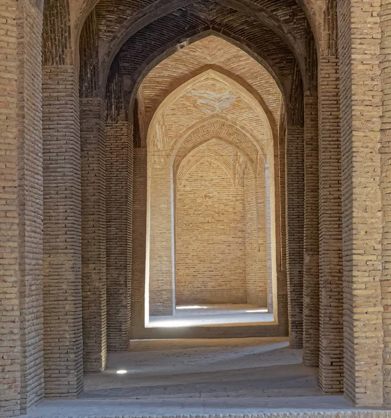 Isfahán Interior de la antigua mezquita — Foto de Stock