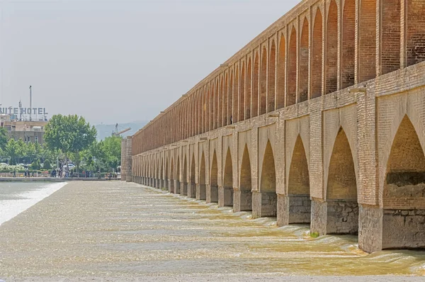 Rio Isfahan Zayandeh a partir da Ponte Khaju — Fotografia de Stock