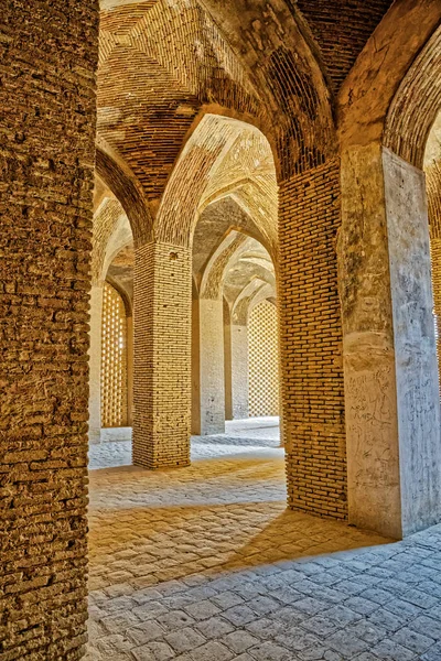 Isfahán Interior de la antigua mezquita — Foto de Stock