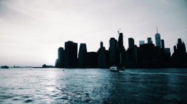 Şehir merkezinde yavaş hareket, New York ABD gün batımında Manhattan'ın görünümü.