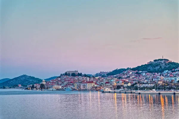 Panoramisch uitzicht van Sibenik oude stad bij zonsondergang — Stockfoto