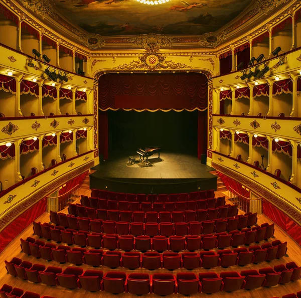 Teatro Nacional Croata em Sibenik cidade velha — Fotografia de Stock