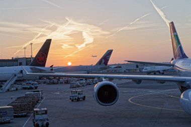 Frankfurt Ana Havaalanı gün batımında salon manzarası