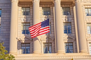 Washington Dc'deki ABD Ticaret binasının cephesinde ABD bayrağı