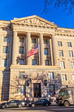 Washington Dc'deki ABD Ticaret binasının cephesinde ABD bayrağı
