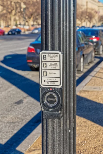 Botón de cruce en la cruz de la calle en Washington DC EE.UU. — Foto de Stock