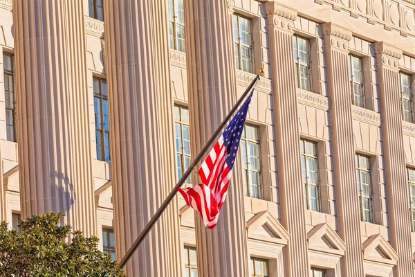 Bandera de Estados Unidos en la fachada del edificio de comercio de Estados Unidos en Washington DC — Foto de Stock